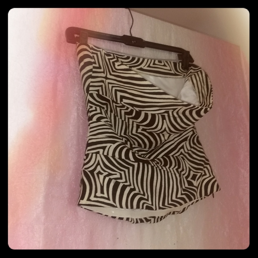 ~Sexy~Sophisticated Black & White Trina Turk Top